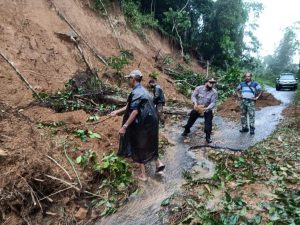 Foto:Ditlantas Polda Banten Evakuasi jalan yang timpa longsor dan pohon tumbang bersama Stakeholder